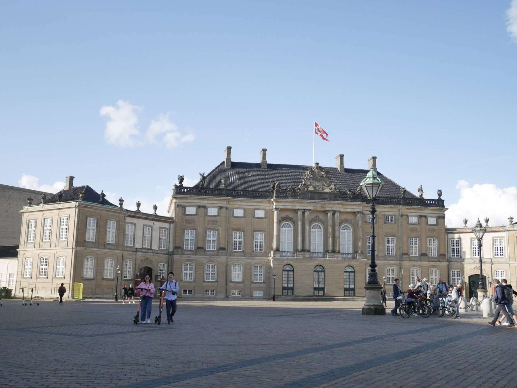 พระราชวังอมาเลียนบอร์ก (Amalienborg Palace)