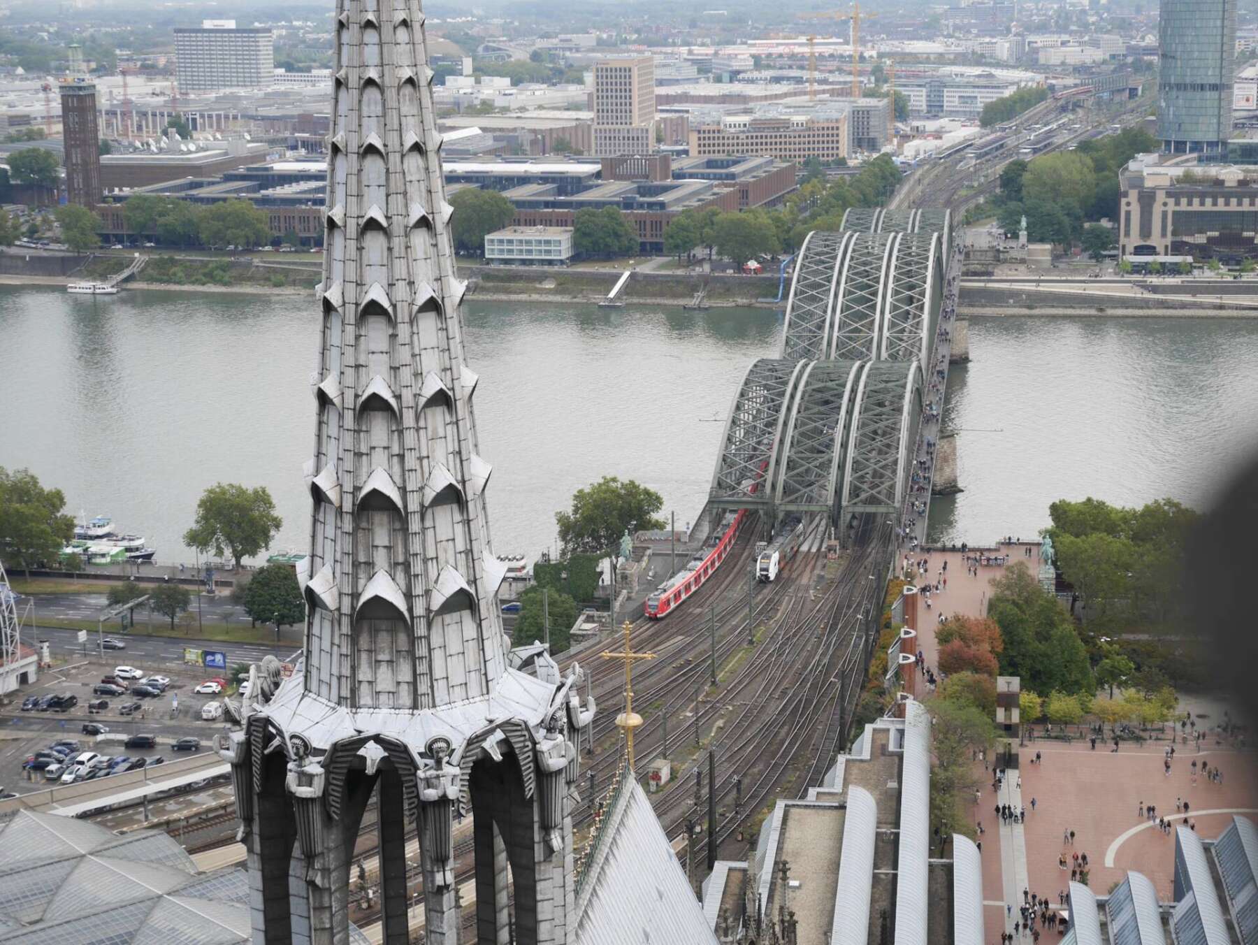 วิวของเมืองโคโลญจากด้านบนหอคอยของมหาวิหารโคโลญ (Cologne Cathedral)